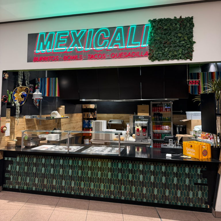 Mexican-Food-Stand mit buntem Dekor und einem Menü mit verschiedenen Gerichten.